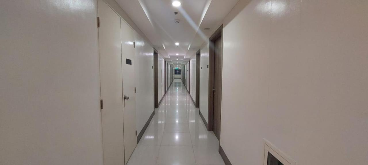 One Bedroom Condo Unit Fame Residences Manila Esterno foto